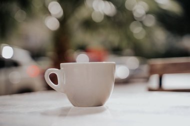 dışarıdaki cam masada kahve.