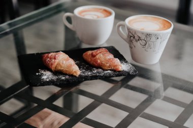 Kahvaltıda kruvasan ve kahve.