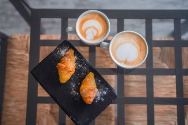 Kafeteryada çizim yapan kahve.