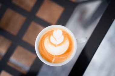 Kafeteryada çizim yapan kahve.