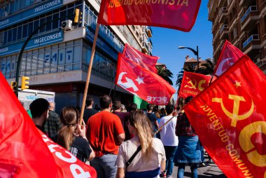 04.03.20. Malaga, İspanya. Eğitim için yürüyüş. Saldır. PCTE ve juventus comunista kırmızı bayrakları