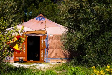 03.05.20. Malaga, İspanya. Moğol çadırı doğayla çevrili, İspanyol bayrağı