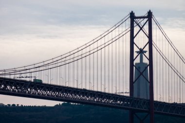 Lizbon, Portekiz. Aralık 2020. 25 Nisan köprüsü ve köprüde çerçevelenmiş olan Kral Hazreti İsa 'nın mabedi.