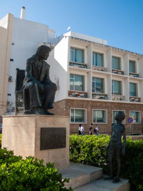 San Fernando, Cadiz, İspanya. Eylül 2020. Antonio Mota 'nın Camaron de la Isla heykeli. Flamenko efsanesinin anıtı.