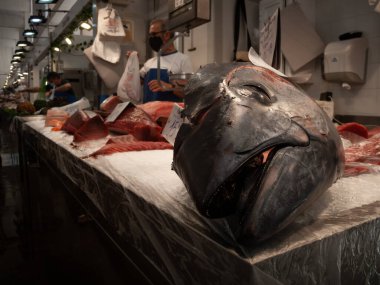 Cadiz, İspanya. Eylül 2020. Cadiz Merkez pazarında çiğ balık tezgahı