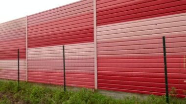 Otobanda gürültülü koruma duvarı. Otoyol gürültüsü engeli. Döndürme