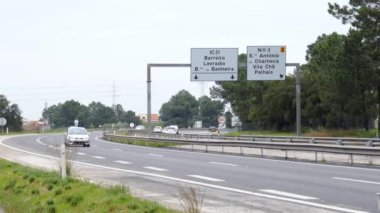 IC21. A39. Barreiro, Lavaradio, Baixa da Banheira otoyol tabelası. Santo Antonio da Charneca Karteli. Arabalar geçiyor.