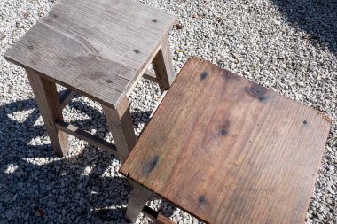 İki tahta tabure arasındaki karşılaştırma. Biri eski ve harap olmuş, diğeri ise yağ ve astar ile tedavi edilmiş ve hamile bırakılmış..