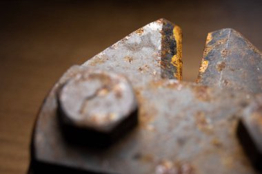 Cıvata kesici ya da cıvata gübresi. Hırdavatçı ve el aletleri konsepti. Zincir, tel örgü, cıvata ve asma kilit kesmek için kullanılan araçName