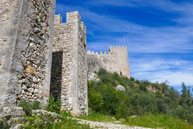 Sesimbra ortaçağ kalesi. Dış duvar var. Güneşli bir gün