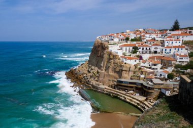 Colares, Sintra, Lizbon 'da küçük bir sahil kasabası olan Azenhas do Mar' ın manzarası. Köy, dalgalar, deniz ve havuz. Portekiz turizm simgesi