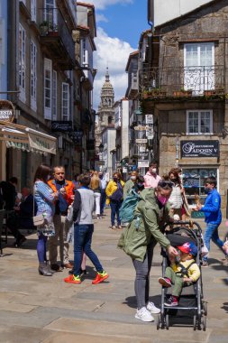Santiago de Compostela, İspanya - Mayıs 2021. Sokaktaki insanlar. Arkaplanda katedral