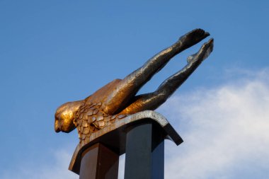 Vigo, İspanya - Mayıs 2021. El sireno ya da O Sereo Francisco Leiro deniz adamı heykeli Puerta del Sol 'da