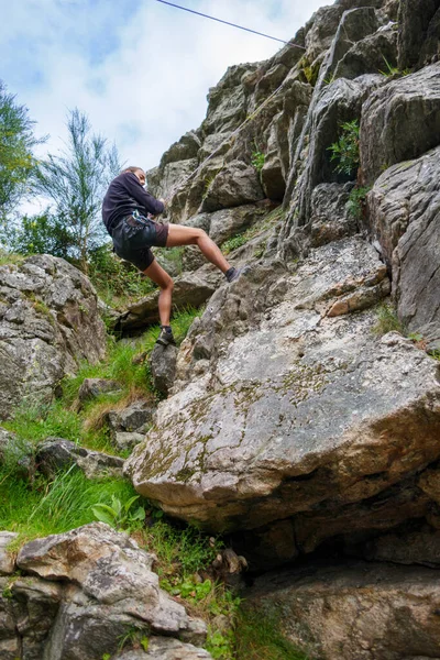 Escalada Roca Joven Con Cuerda Arnés Acantilado Ascenso Extremo — Foto de Stock