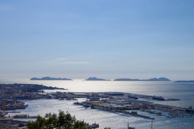 Güneşli bir günde şehirden görülen Cies adaları ve Vigo limanı. Galiçya rias baixas