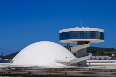 Aviles, Asturias, İspanya 'dan Oscar Niemeyer' in Niemeyer Center 'ı. Şehir mimari merkezi. Merdiven.