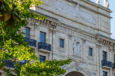 Paseo Pereda 'daki Banco de Santander Bankası merkez binası. Neoklasik saray. Kemerler