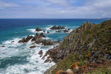 Coruna, Costa Artabra 'daki Ortigueira yakınlarındaki Bares ve Ortegal uçurumlarının manzarası. Bulutlar ve Yeşil bitkiler