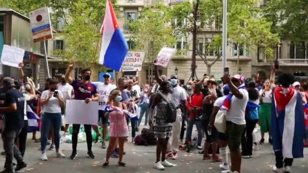 2021 바르셀로나 스페인 주민들은 대사관 앞에서 세오데그라시아 거리에서 시위를 벌였다 — 비디오