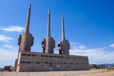 San Adrian, Fecsa Central Termica termik santrali Badalona, Barcelona, İspanya. Üç bacası olan terk edilmiş bir kazan dairesi. Eski, kapalı