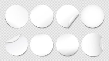 İndirim, ürün markalaşması, ambalajlama, etiket modellemeleri için şeffaf arkaplan üzerine gerçekçi beyaz etiketler. Vektör illüstrasyonu