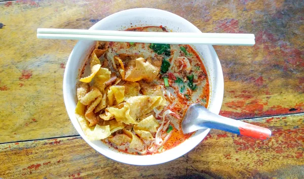 태국 라면 매운 스프, 톰 얌 해산물 요리, 태국 음식, 나무 배경 — 스톡 사진