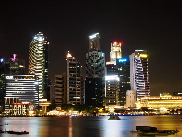 SINGAPUR, 30 de mayo de 2015: El horizonte de Singapur brilla. Singapur tiene una economía de mercado altamente desarrollada y es un centro de comercio en Asia y a nivel mundial — Foto de Stock