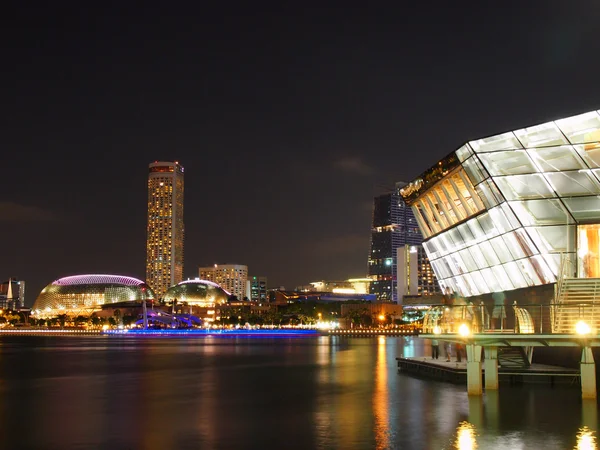 Singapore, 30 maj 2015: The Singapore skyline lyser. Singapore har en högt utvecklad marknadsbaserad ekonomi och är ett centrum för handel i Asien och globalt — Stockfoto