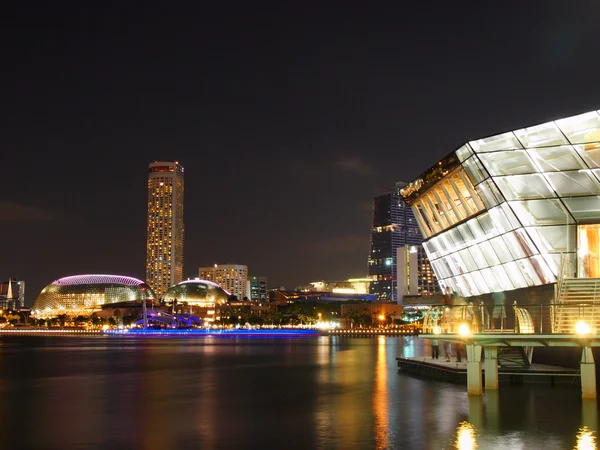 SINGAPUR, 30 de mayo de 2015: El horizonte de Singapur brilla. Singapur tiene una economía de mercado altamente desarrollada y es un centro de comercio en Asia y a nivel mundial — Foto de Stock