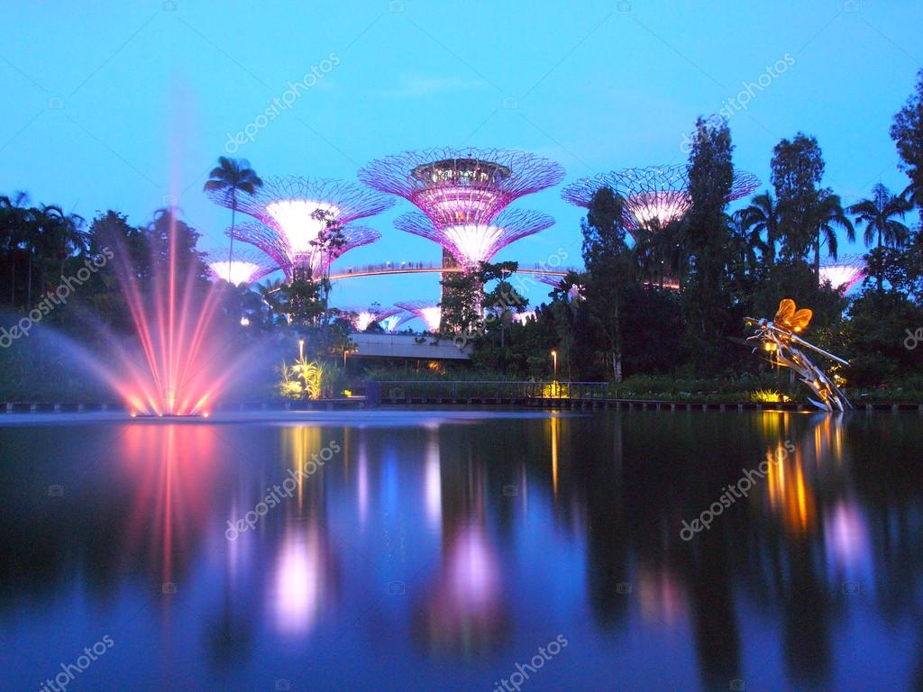MARINA BAY ,SINGAPORE, May 30, 2015: Big Tree light show night time with the fountain in Garden MARINA BAY ,SINGAPORE, May 30, 2015: Big Tree light show night time with the fountain in Garden