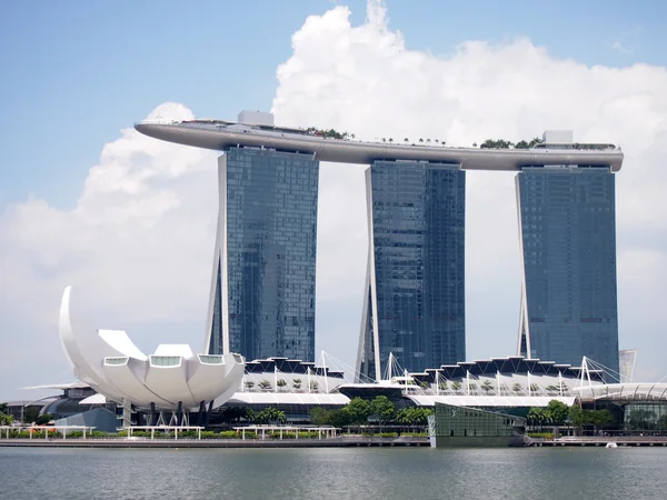 SINGAPORE - 31 de maio de 2015: The Marina Bay Sands Resort Hotel em Singapura. É um resort integrado e o casino autónomo mais caro do mundo — Fotografia de Stock