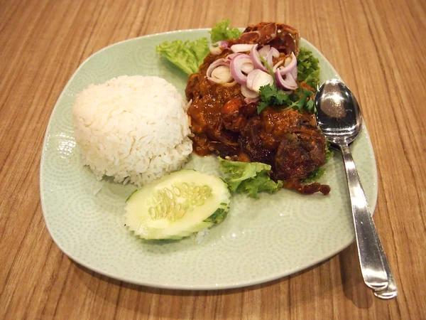 Kepiting cangkang lembut goreng dengan bubuk kari dan nasi, makanan Thailand — Stok Foto