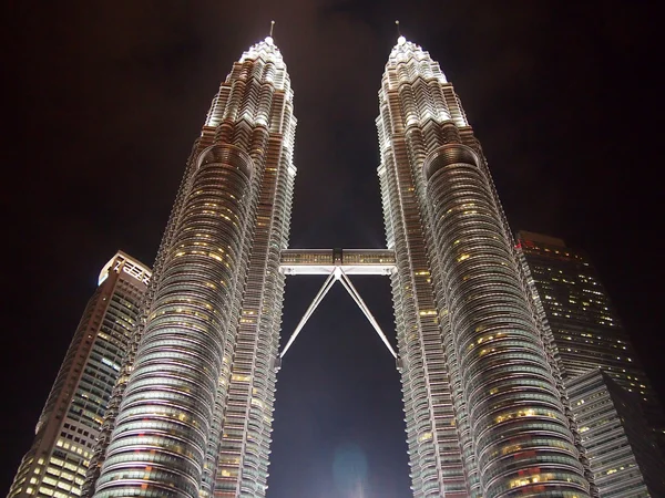 KUALA LUMPUR, MALAISIE - 28 MAI 2015 : Tours jumelles Petronas à Kuala Lumpur, Malaisie — Photo