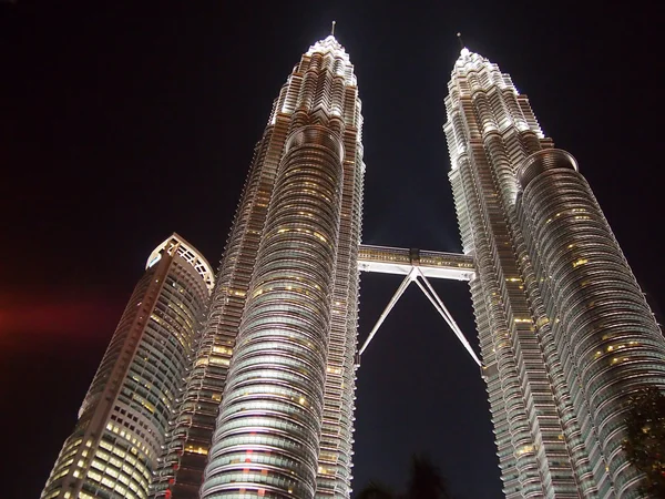 KUALA LUMPUR, MALAISIE - 28 MAI 2015 : Tours jumelles Petronas à Kuala Lumpur, Malaisie — Photo