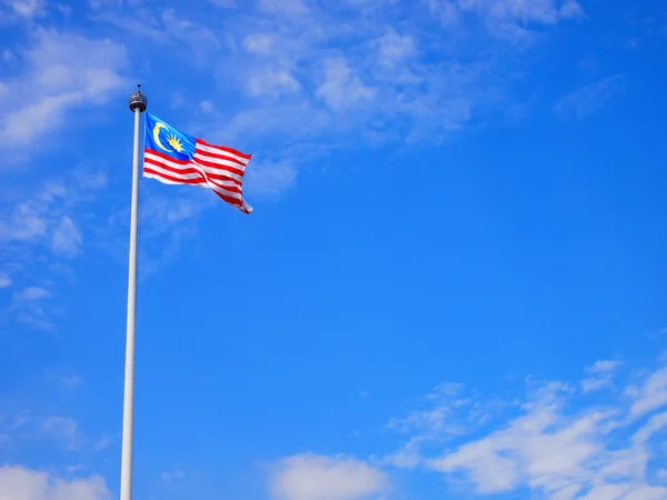 Bandeira da Malásia acenando no vento com céu azul — Fotografia de Stock