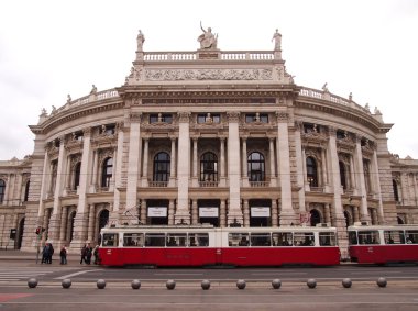 Viyana, Avusturya - 26 Eylül 2014: insanlar ve önünde tramvay ile ünlü sosis ringstrasse, tarihi burgtheater (mahkeme tiyatro)