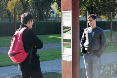 Berlin, Almanya - 23 Eylül 2014: berlin Duvarı'nın tarihine seyreden