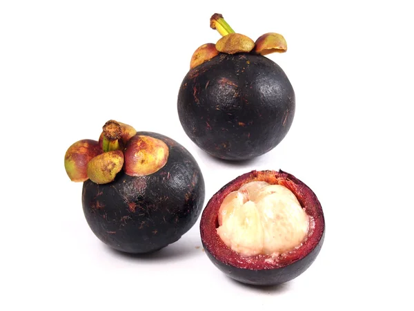 Mangosteen a průřez ukazující hustou fialovou kůži a bílé maso královny vlků — Stock fotografie