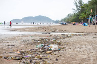 Deniz kıyısı çöp dolu..
