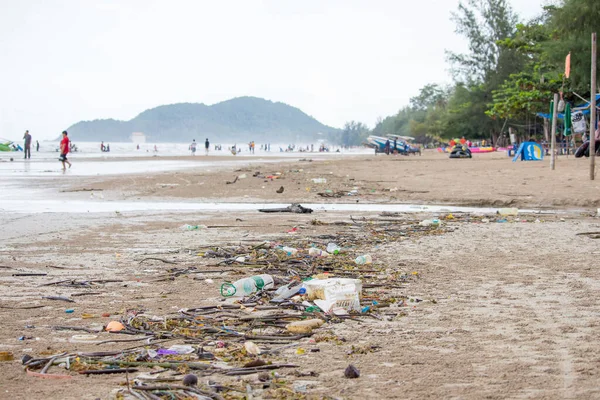 Deniz kıyısı çöp dolu..
