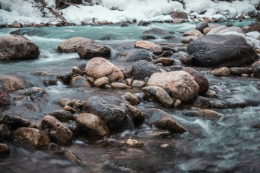 Doğal arka plan. Dağ nehri uzun süre hareketli kaldı..