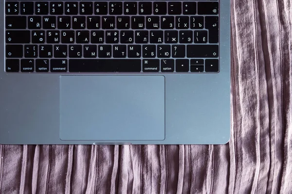 Laptop klavyesi. Tipik bir bordo arkaplanlı dizüstü bilgisayar klavyesi.