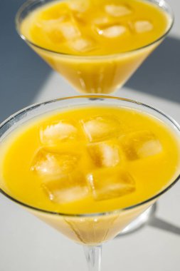 Taze portakal suyu, buzlu bir martini bardağında.