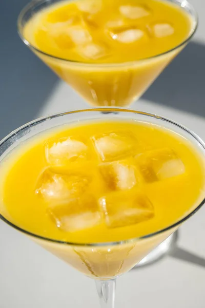 Taze portakal suyu, buzlu bir martini bardağında.