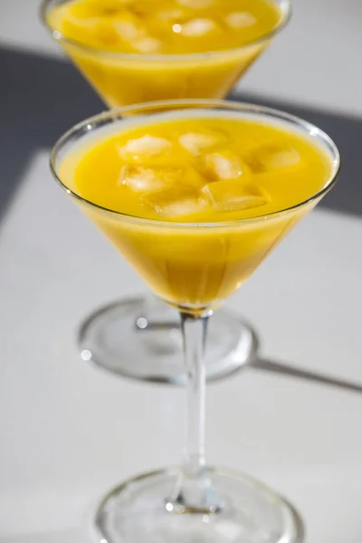 Taze portakal suyu, buzlu bir martini bardağında.