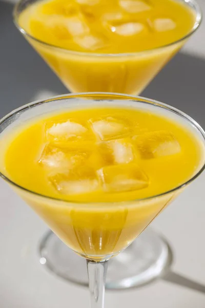 Taze portakal suyu, buzlu bir martini bardağında.