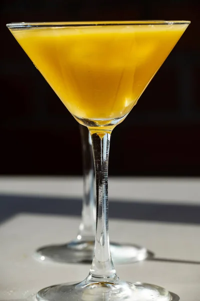 Taze portakal suyu, buzlu bir martini bardağında.