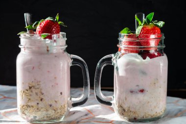 Sağlıklı yiyecekler. Yoğurtlu çilek ve cam kasede Chia tohumlu yulaf ezmesi..