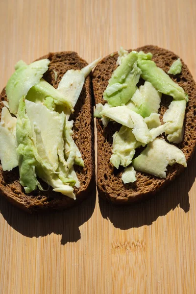 Sağlıklı yiyecekler. Tahta bir masada ekmekli tost..
