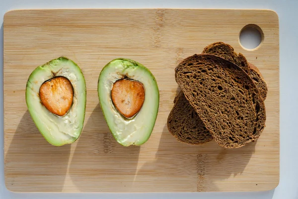 Sağlıklı yiyecekler. Tahta bir masada ekmekli tost..